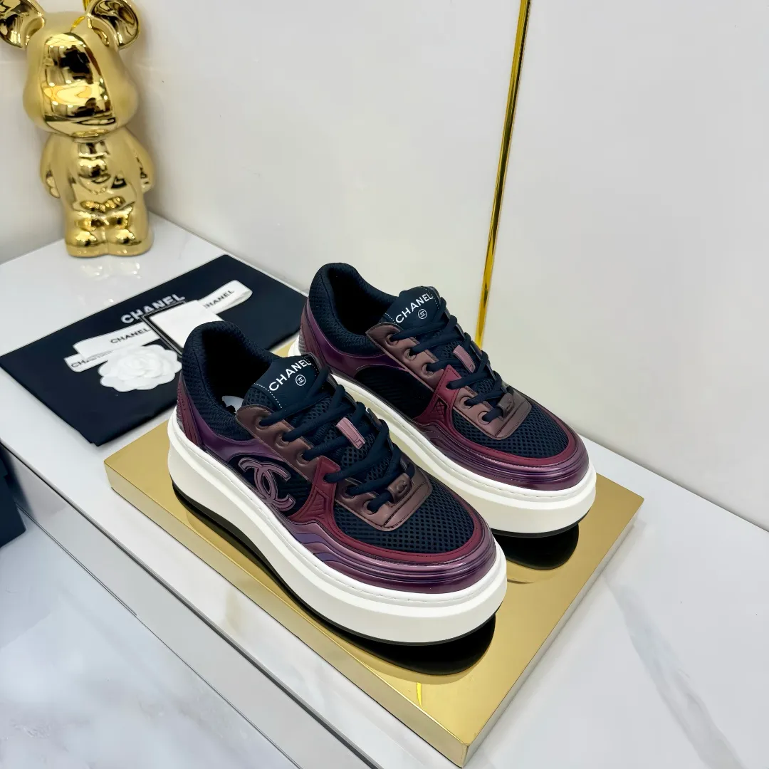 👟👟Ex-factory price 680👟👟 Upgraded version, upgraded version, upgraded version! No rebuttal accepted! ! ! ! Chanel Chanel panda shoes! 2025 counter's top casual sports shoes. This classic design; the upper is electro-embroidered with a variety of techniques; the outsole is fashionable and sporty; the unusual inclusion of a variety of color matching elements... The diversified mix and match is very good-looking and versatile, and can be used for leisure, fashion, sports, and outdoor... ꫛꫀꪝ Go➫ Materials: ❶Upper made of: original imported first-layer silk cowhide + original waterproof cloth + original first-layer cowhide ❷Inner lining: Original Yangli+Net ❸Outsole based on: Original TPU combination outsole Counter boutique packaging complete set for women 35–41 👉 👉 👉 👉 👉 👉 👉